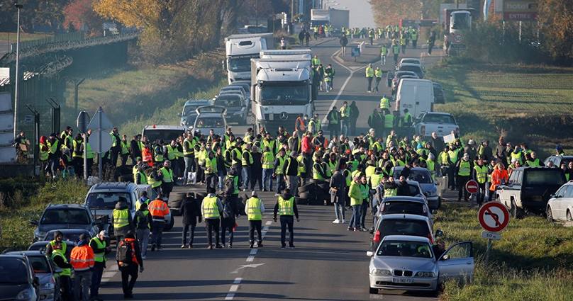 Photo of Represión: un muerto y más de 200 heridos en Francia