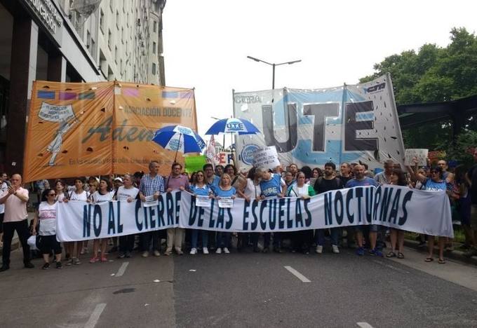 Photo of Miles de docentes tomaron las calles para evitar el cierre de escuelas