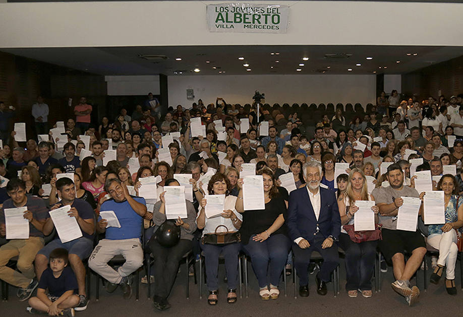 Photo of “No bajemos las cortinas”: Alberto Rodríguez Saá, al entregar créditos a comerciantes
