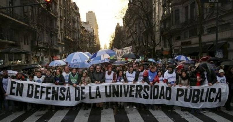 Photo of Estudiantes colombianos retoman las marchas por el presupuesto educativo