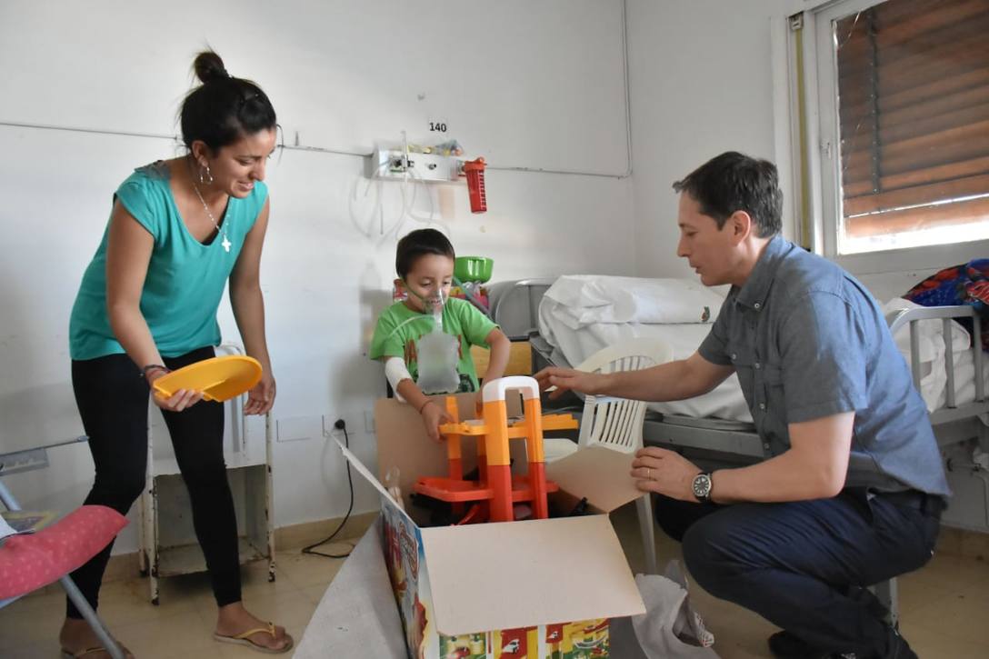 Photo of Fernando Gray entregó juguetes en el Hospital Santamarina