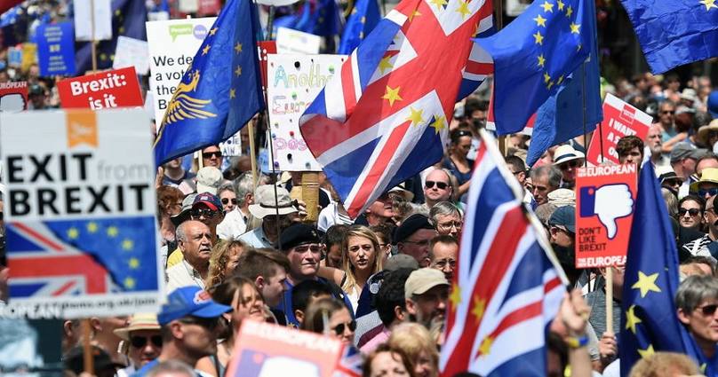 Photo of Londres: Miles de británicos marchan a favor del Brexit