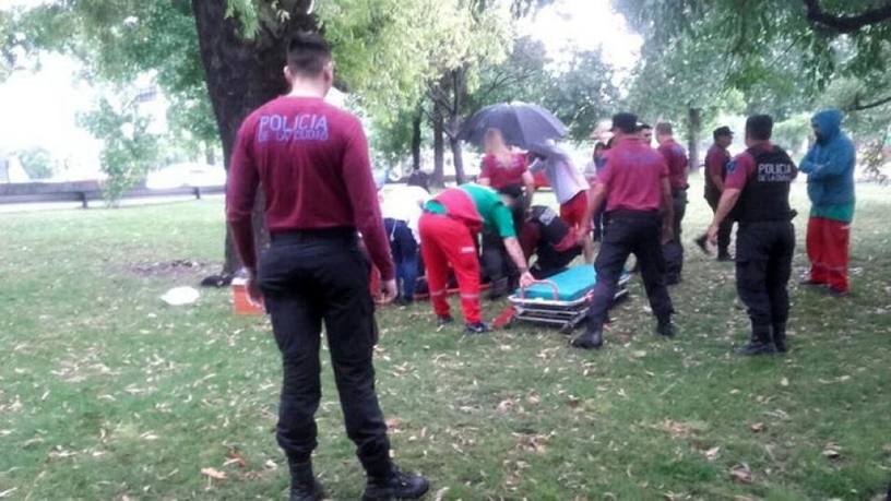 Photo of La exclusión mata: una mujer que vivía en la calle murió fulminada por un rayo