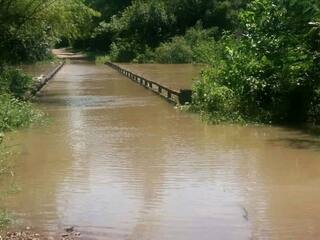 Photo of Un puente entero, bajo el agua: las consecuencias del temporal en Puerto Tirol