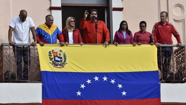 Photo of «Aquí no se rinde nadie»: Maduro, frente al intento de golpe