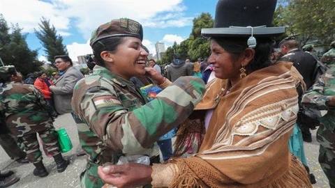 Photo of Bolivia: se gradúan las primeras mujeres del servicio militar
