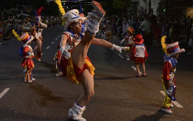 Photo of El carnaval se va, la miseria no: crónica de una noche de corso