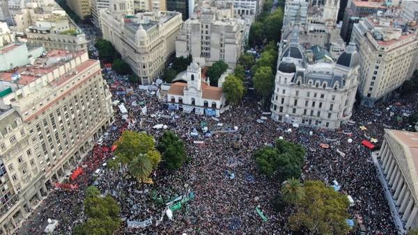 Photo of Una multitud desbordó la Plaza de Mayo para mantener viva la memoria