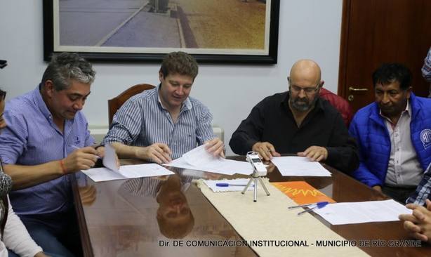 Photo of Río Grande: Gustavo Melella rubricó el acuerdo salarial para el primer semestre del año