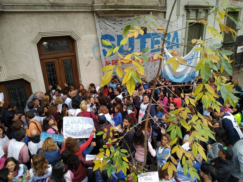 Photo of Alerta: docentes bonaerenses denuncian “irregularidades” en el pago de los sueldos