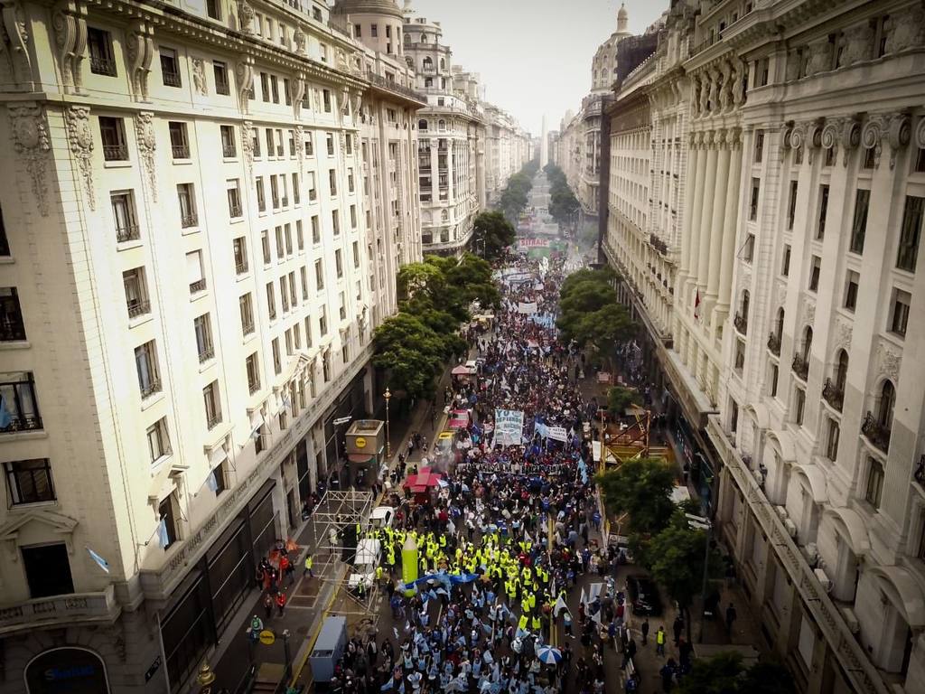 Photo of Masivo acto en Plaza de Mayo: «La victoria está en la unidad»