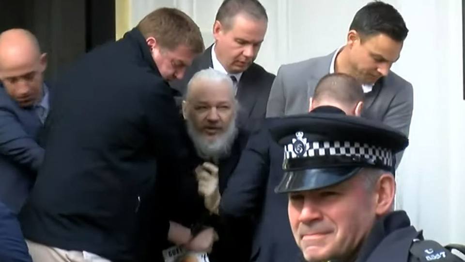 Photo of Urgente – Ecuador entregó a la policía británica al fundador de Wikileaks, que había revelado secretos sucios de Estados Unidos