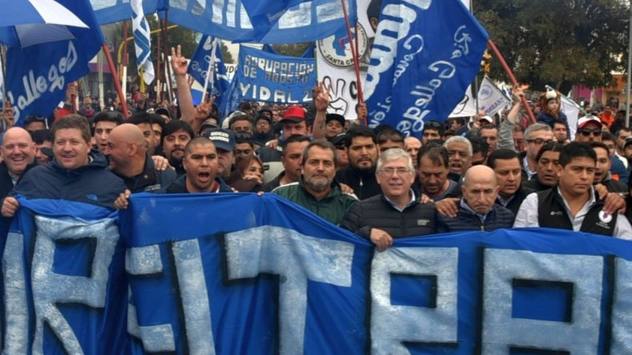 Photo of Más de 12 mil trabajadores marcharon en Caleta Olivia: «Tenemos un solo enemigo que se llama Mauricio Macri»