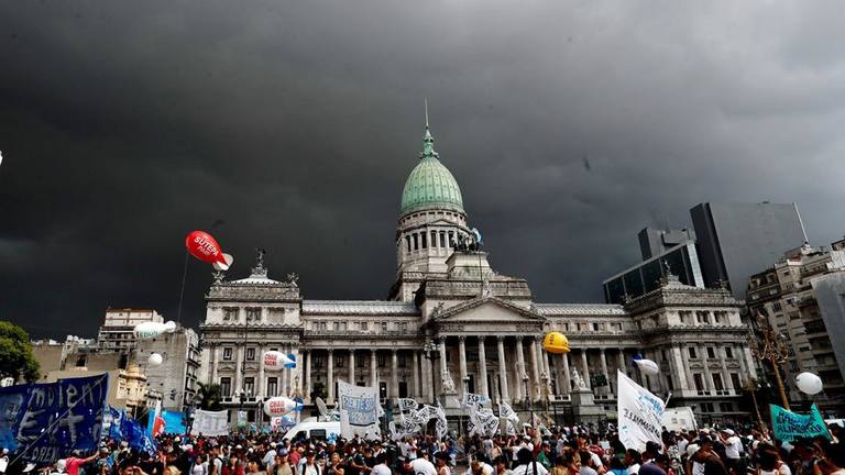 Photo of Una multitud marchó contra las políticas destructivas de Cambiemos