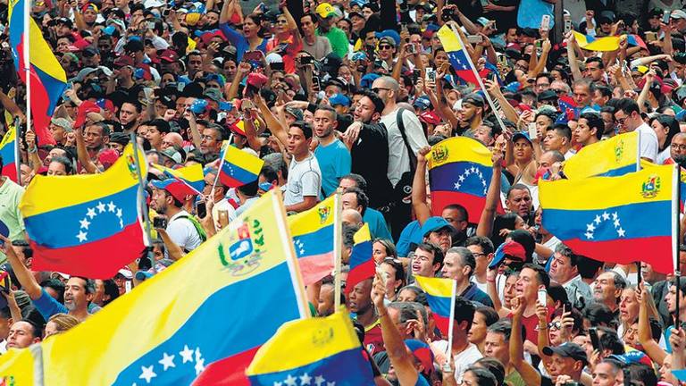 Photo of Tensión en Venezuela: Guaidó llamó a derrocar a Maduro, el gobierno dijo que está “desactivando” un golpe y el chavismo se moviliza