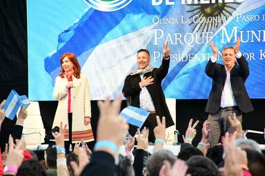 Photo of Con un acto multitudinario, Alberto y Cristina celebraron el 25 de Mayo y lanzaron la campaña
