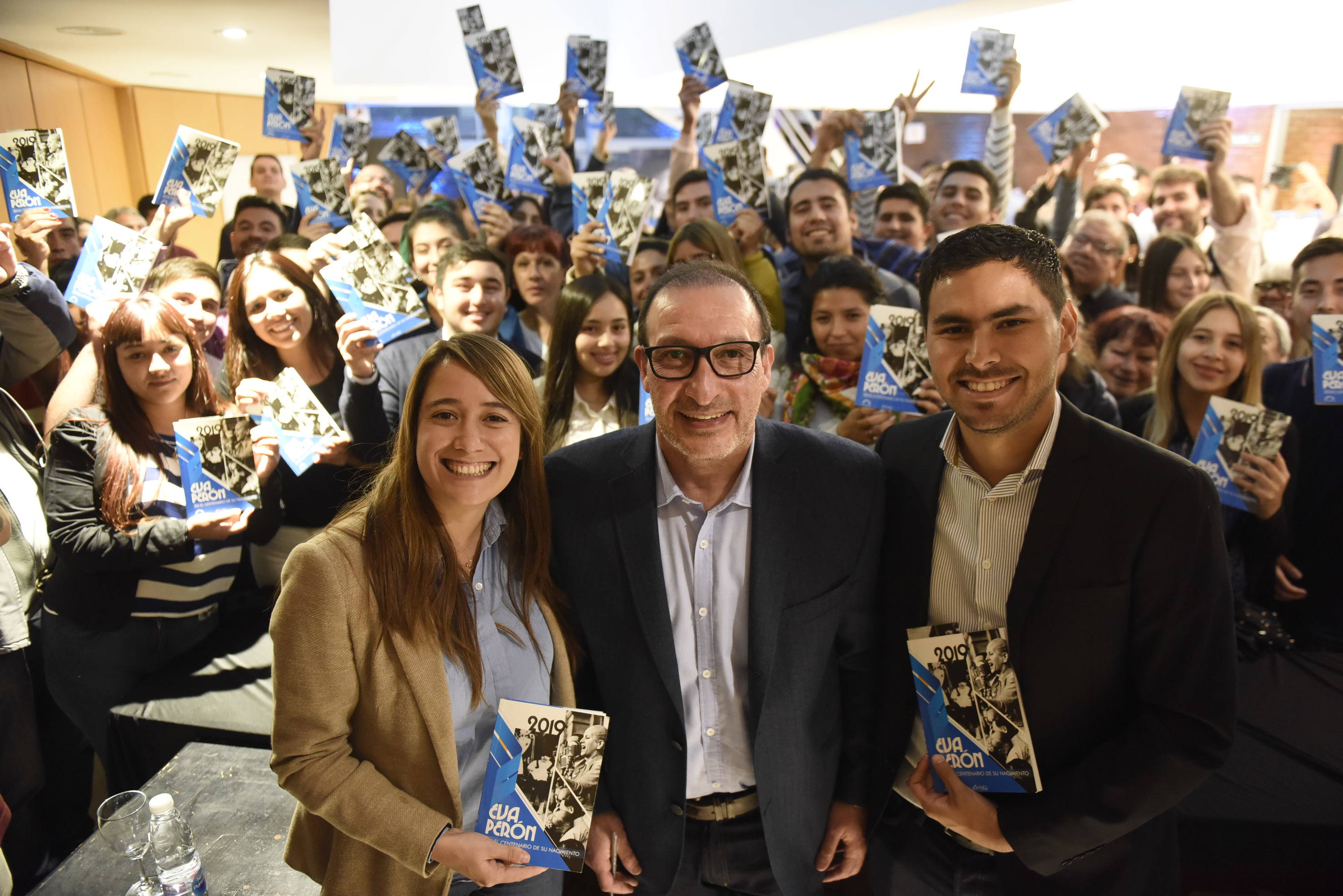 Photo of Luis Vivona presentó un libro en homenaje a Evita, al cumplirse el centenario de su nacimiento