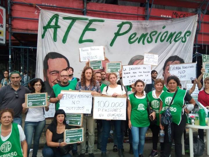 Photo of Desmantelamiento de la política de pensiones: “Gastaron 65 millones en la Cumbre Global de Discapacidad pero condenan a muerte a miles de personas”
