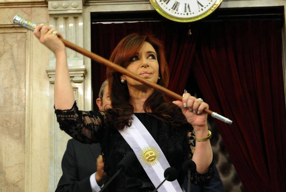 Photo of Bastón presidencial: sobreseyeron a Cristina en otra de las ridículas causas impulsadas por Bonadío