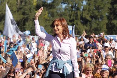 Photo of Cristina Kirchner pide que la lleven a juicio oral por la causa Cuadernos para terminar con el Show