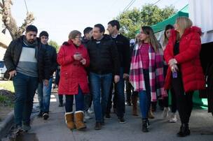 Photo of El intendente Watson junto a abuelos, estudiantes y niños en La Sirena