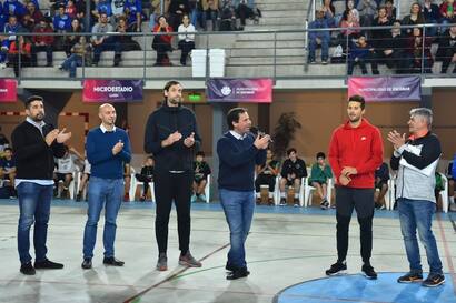 Photo of Más de 1200 vecinos participaron de la clínica de básquet de Oberto y Laprovittola en el Microestadio de Garín