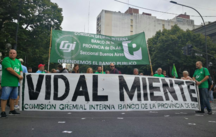 Photo of Video – Trabajadores repudian a funcionario de Vidal por vaciar el Banco Provincia