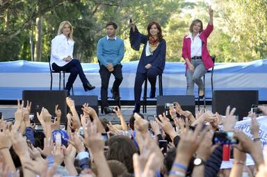 Photo of Con Cristina, Kicillof cerró su campaña en La Plata y presentó a Saintout como «la futura intendenta»