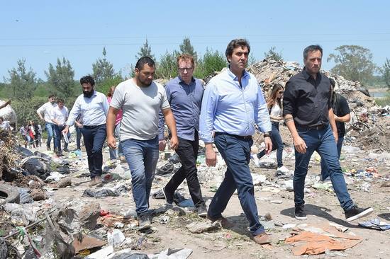 Photo of El ministro Juan Cabandié recorrió el basural de Luján junto al intendente Leo Boto