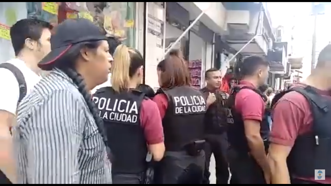 Photo of Policía de Larreta maltrata y detiene a vendedora embarazada