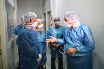 Photo of Kicillof visitó el Instituto Biológico provincial que duplicó la producción de alcohol en gel