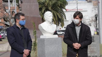 Photo of Morón: El Municipio colocó un busto en homenaje a Raúl Alfonsín y restituyó el de Néstor Kirchner