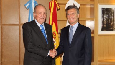 Photo of Como Macri, el rey Juan Carlos fuga desnudo entre negocios turbios