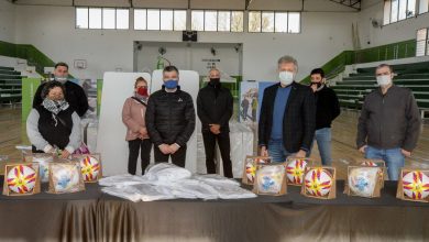Photo of Hurlingham: Juan Zabaleta y Sergio Marchi entregaron colchones y elementos deportivos a clubes e iglesias