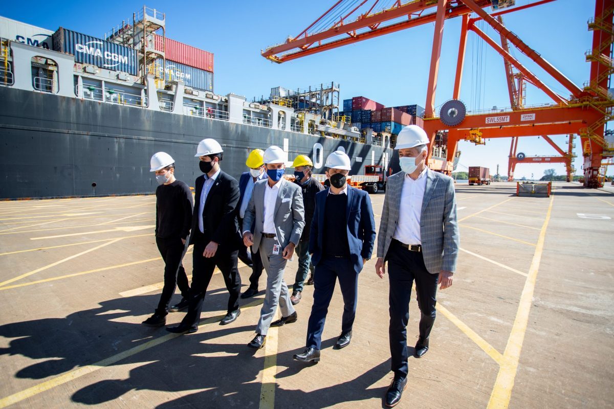 Photo of Comercio exterior: Kicillof recibió al primer buque que vincula al puerto de La Plata con China