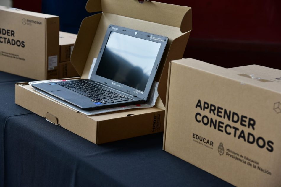 Photo of Merlo: Entrega de Netbook para los alumnos de las escuelas secundarias