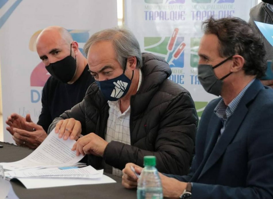 Photo of Tapalqué: Cocconi firmó dos convenios por el Plan Argentina Hace 2