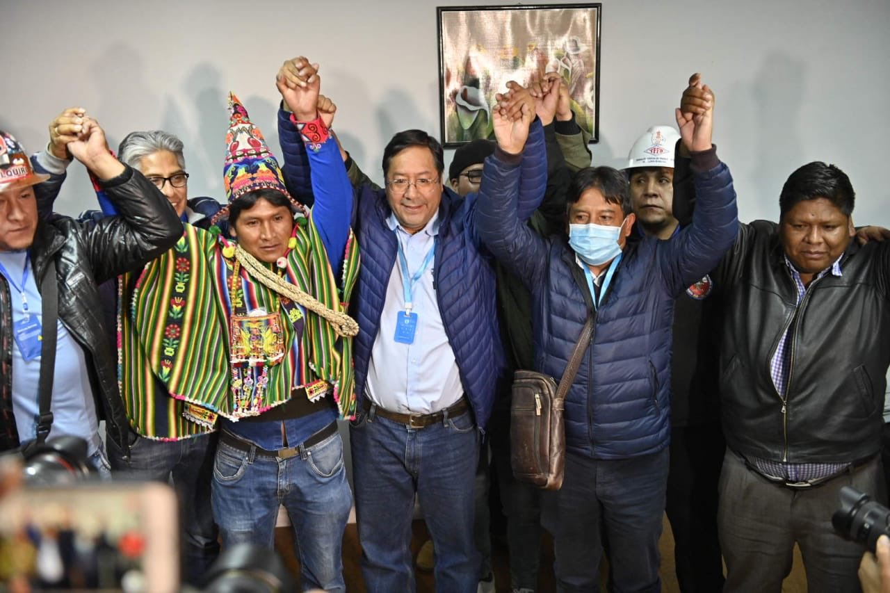 Photo of Bolivia recupera la democracia: contundente triunfo del partido de Evo Morales