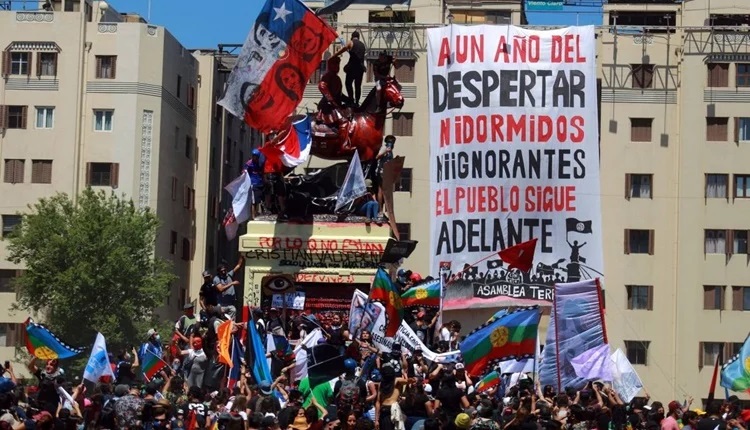 Photo of Masivas protestas en Chile, a un año del estallido social