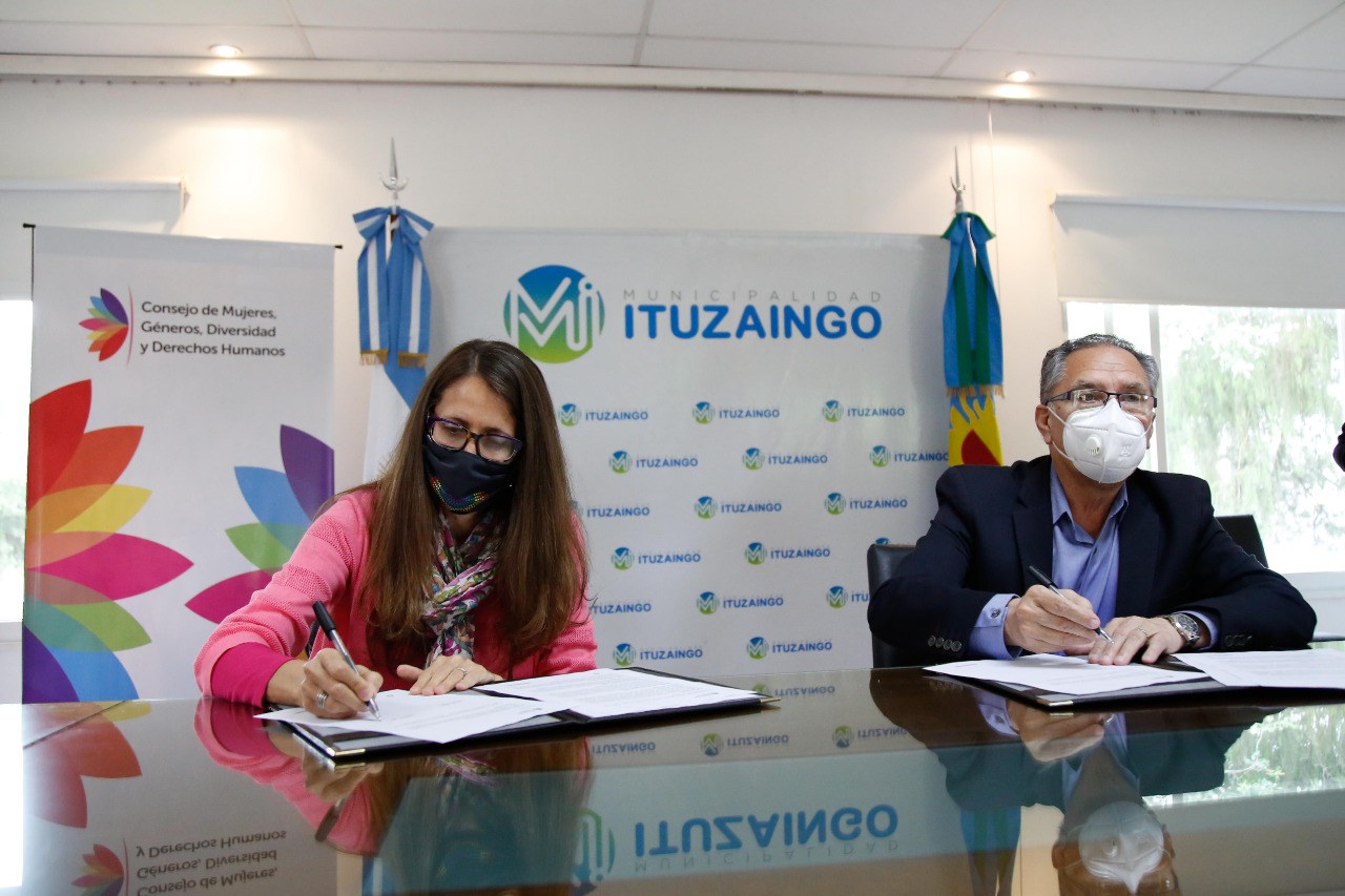 Photo of Gómez Alcorta firmó convenios con el Intendente de Ituzaingó