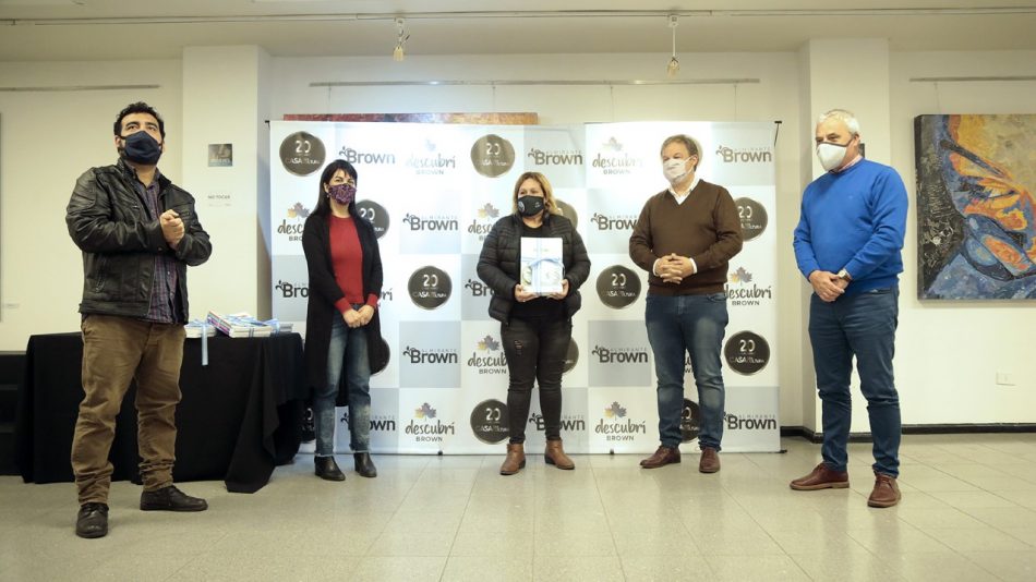 Photo of Almirante Brown: Cascallares encabezó jutno a provincia la entrega de títulos y libros del Plan Fines