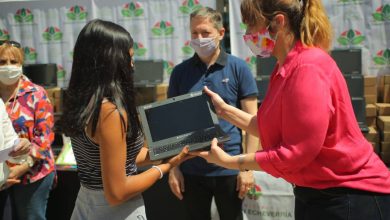 Photo of Esteban Echeverría: Gray entregó netbooks a los estudiantes de 4to. año