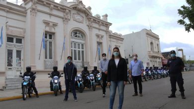 Photo of Moreno: Mariel Fernández entregó 20 motos para la Policía Bonaerense