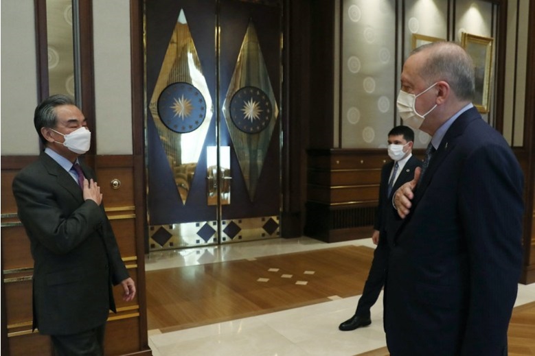 Recep T. Erdogan recibe a Wang Yi en Ankara