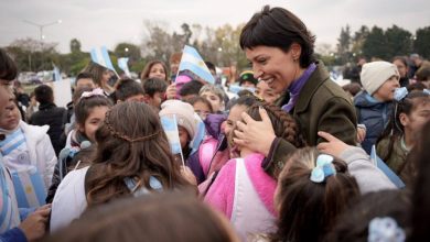 Photo of Mayra junto a 3 mil alumnos y alumnas de escuelas quilmeñas en el acto de promesa de lealtad a la bandera