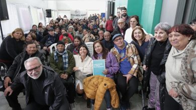 Photo of Mayra llevó adelante la entrega de adjudicación de 75 lotes a vecinos y vecinas del barrio Santa Lucia