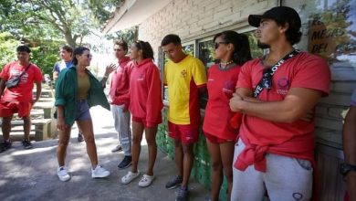 Photo of Mayra junto a trabajadores y autoridades municipales en el día nacional del guardavida