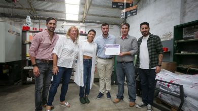 Photo of Mayra le entregó el certificado de aptitud ambiental a la empresa quilmeña Preimpregnados s.a.