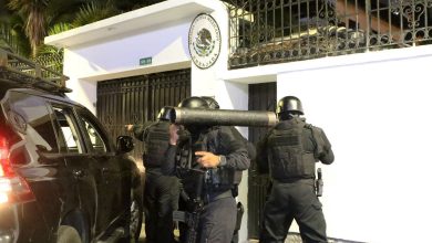 Photo of Tras el asalto a su embajada, México rompe relaciones con Ecuador