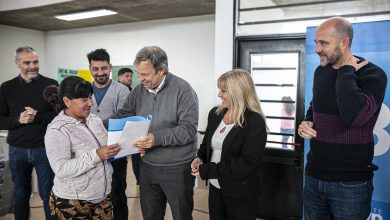Photo of EN UN EMOTIVO ACTO, CASCALLARES ENTREGÓ ADJUDICACIONES DE VIVIENDAS A FAMILIAS RELOCALIZADAS EN BARRIO LINDO